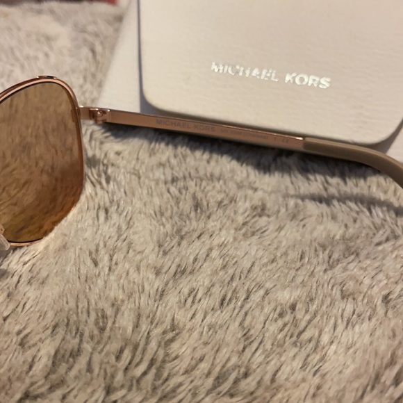 Michael kors sunglasees - Picture 3 of 6